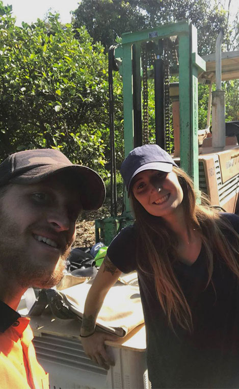 Historia: Marco y Giorgia delante de un tractor trabajando juntos y felices en granjas en Australia