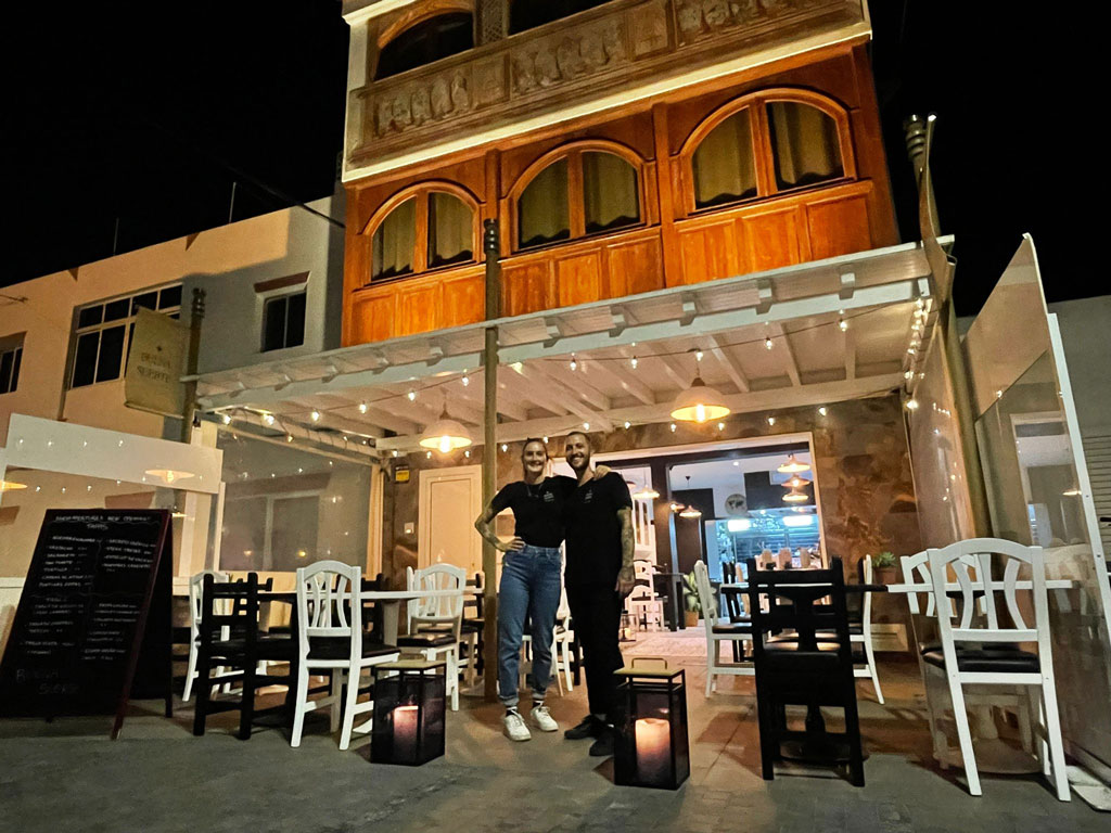 Marco y Giorgia orgullosos delante del nuevo local Buena Suerte en Corralejo